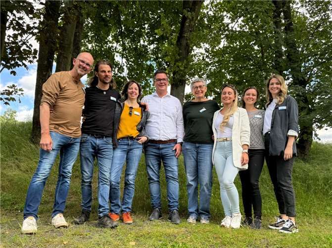 Neuwieds Bürgermeister Peter Jung (4.v.l.) und Harald Schwer, stellvertretender Abteilungsleiter für Soziale Dienste (l.), dankten dem Team des städtischen Pflegekinderdienstes für die Organisation eines bunten Sommerfestes.  Foto: Stadt Neuwied