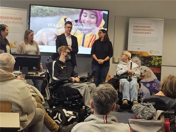 Neuwieds Bürgermeister Peter Jung, Abteilungsleiterin Meike Pfeiffer von der VHS und das VITA-Team begrüßen die anwesenden Gäste. 