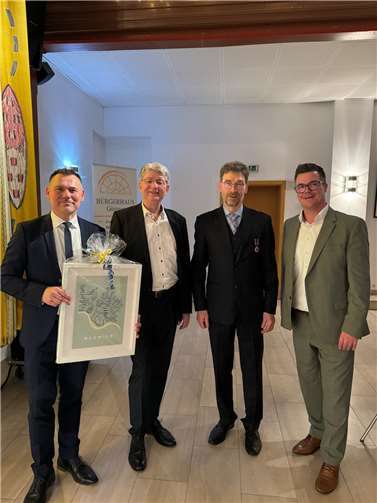 Neuwieds Bürgermeister Peter Jung (r.) und Beigeorneter Ralf Seemann (2.v.l.) verabschiedeten den langjährigen Güstrower Bürgermeister Arne Schuldt (2.v.r.) und überreichten seinem Nachfolger Sascha Zimmermann (l.) ein Gastgeschenk aus der Deichstadt. Fotos: Peter Schmidt