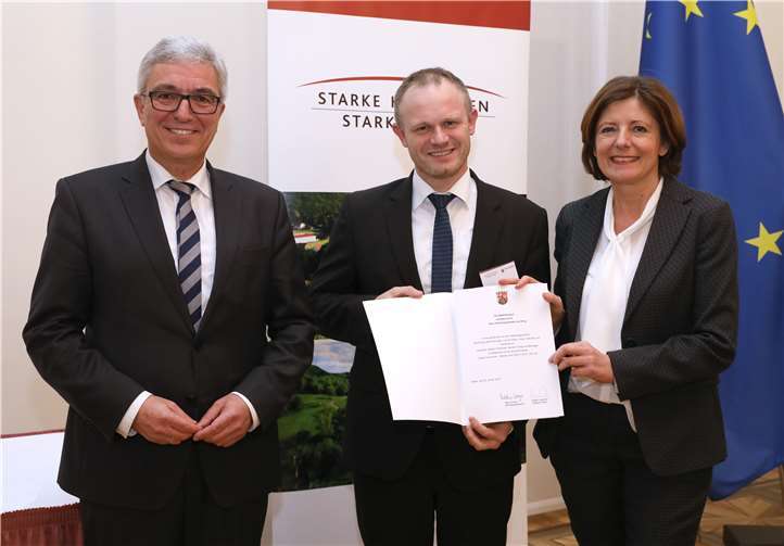 Neuwieds OB Jan Einig (Mitte) nach Unterzeichnung des Kooperationsvertrages in Mainz. Ministerpräsidentin Malu Dreyer und Innenminister Roger Lewentz versprechen sich von der Initiative unter anderem eine nachhaltige Förderung kommunaler Zusammenarbeit. Foto: StaatskanzleiRLP/Sell