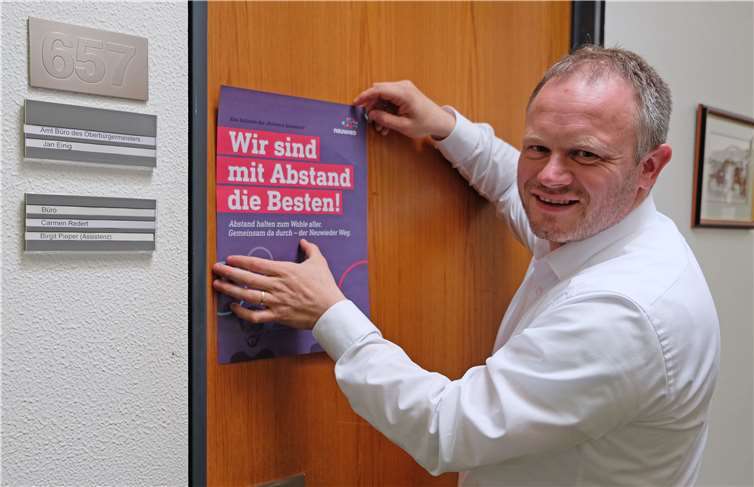 Neuwieds OB Jan Einig begrüßt die Kampagne und ließ es sich nicht nehmen, ein Plakat an die Tür zu seinem Büro zu kleben.Quelle: Stadtverwaltung