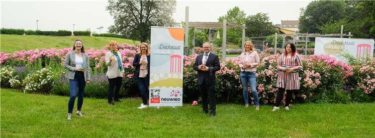 Neuwieds Oberbürgermeister Jan Einig lädt alle Bürgerinnen und Bürger sowie Gäste ein, die Deichstadt neu zu entdecken. Das Team des Amts für Stadtmarketing um Amtsleiterin Petra Neuendorf (2. v. l.) präsentiert ein umfangreiches Angebot sehr unterschiedlicher, kreativer Programmpunkte. „Bei so viel Abwechslung in unserer schönen Stadt lässt sich der Urlaub auch zu Hause genießen!“, freut sich Oberbürgermeister Jan Einig auf den Deichstadt-Urlaub 2021.Foto: Stadt Neuwied
