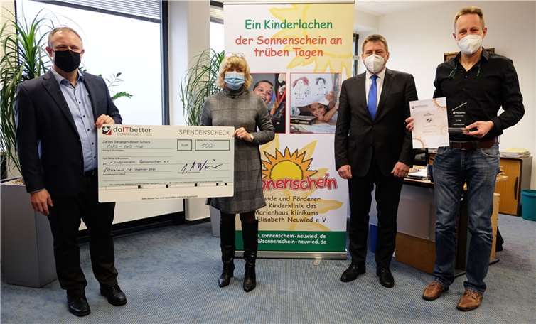 Neuwieds Oberbürgermeister Jan Einig (links) und IT-Amtsleiter Gerhard Wingender (rechts) überreichten den Scheck nun an den Sonnenschein-Vorsitzenden Dr. Marc Bohr (2. von rechts) und Sonnenschein-Vorstandsmitglied Ulrike Börder-Sauerbrei (2. von links). Foto: Stadt Neuwied
