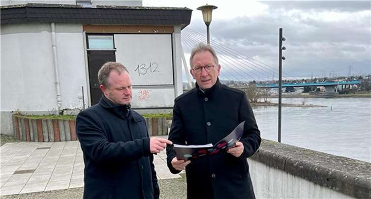 Neuwieds Oberbürgermeister Jan Einig mit Erwin Rüddel (CDU) an der Deichkrone.