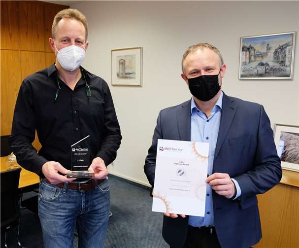 Neuwieds Oberbürgermeister Jan Einig (rechts) freut sich über die Leistungsfähigkeit des IT-Amts. Dessen Leiter Gerhard Wingender präsentiert den Pokal.Foto: Stadt Neuwied