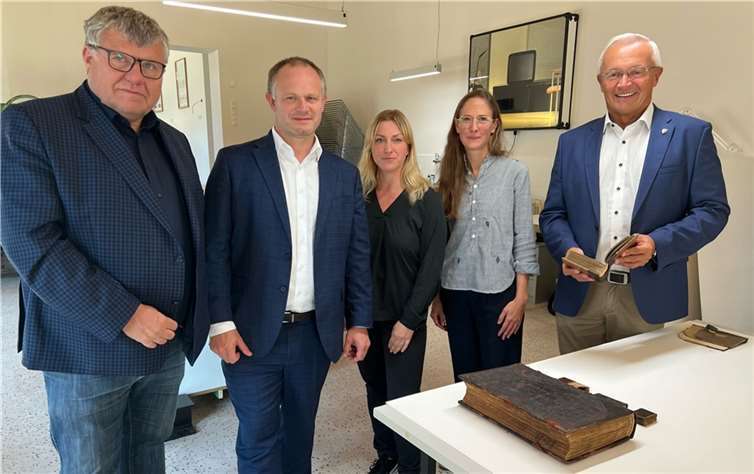 Neuwieds Oberbürgermeister Jan Einig sowie Landrat Achim Hallerbach und Beigeordneter Michael Mahlert beim Besuch des Restaurierungsateliers von Maren Dümmler. Quelle: Stadt Neuwied
