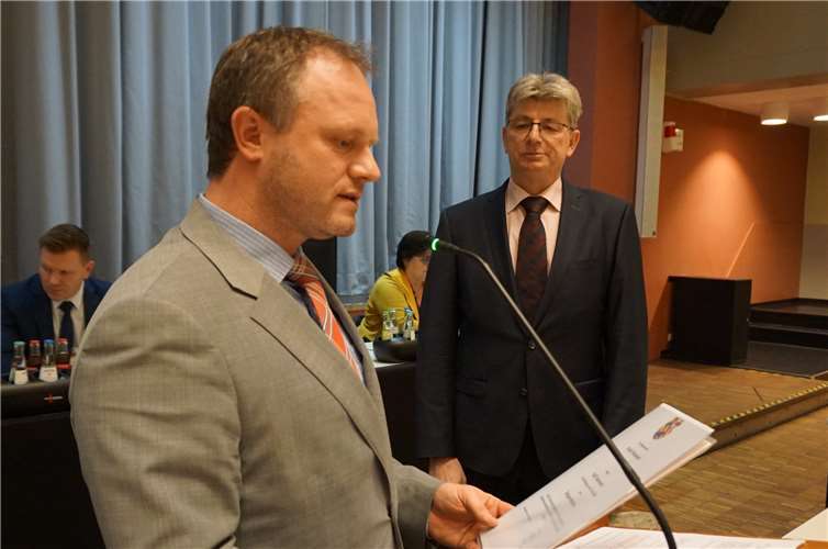 Neuwieds erster Bürger verliest die Ernennungsurkunde und nimmt dem neuen Stadtvorstand den Amtseid ab.