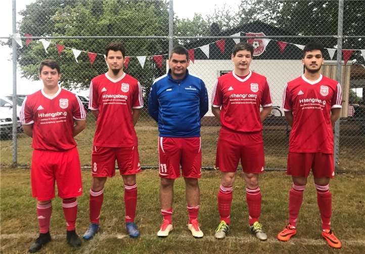 Neuzugänge 2019: von links: Marius Nechterschen, Yannick Bouhs, Trainer Thomas Ockenfels, David Saalmann, Sümer Coskun. Es fehlt Driton Qygalla.