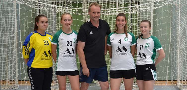 Neuzugänge (v.l.) Nadine Reitz, Mieke Weiler, Trainer Peter Geisen, Maike Brücken, Anna Marx. Foto: TV Bassenheim