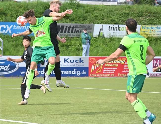 Neuzugang Florian Birnstock (hier beim Kopfballduell mit Kai Gayer) zeigte gegen die SG Ellscheid eine starke Leistung. In der Zuschauerrolle: Brian Huang (leicht verdeckt) und Pascal Zimmer (ganz rechts).