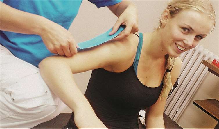 Neuzugang Lotte Prak präpariert sich für das Training. Nicht nur die Vulkan-Ladies, sondern auch die Physiotherapeuten haben am Ende der Vorbereitung alle Hände voll zu tun.