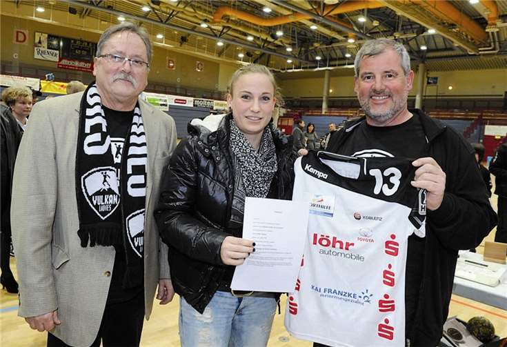 Neuzugang für die Saison 2013/2014 Caroline Thomas kommt vom Bundesligist HSG Blomberg-Lippe mit Schmitz und Manfred Sattler.