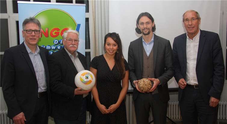 Neven Subotic (2. von rechts) mit (von links) Manfred Meder (Prokurist Lotto Rheinland-Pfalz), Walter Desch (Präsident Fußballverband Rheinland), Anna Schönherr (Entwicklungspolitisches Landesnetzwerk Rheinland-Pfalz) und FVR-Vizepräsident Norbert Neuser.Fußballverband Rheinland e. V.