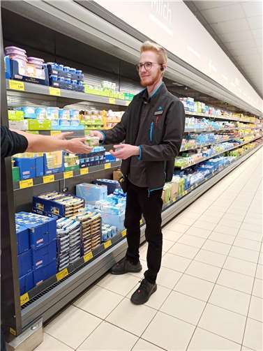 Nic Haimann ist verliebt ins Lebenretten Nic Haimann im „Dienst“ bei Aldi. Foto: © Privat