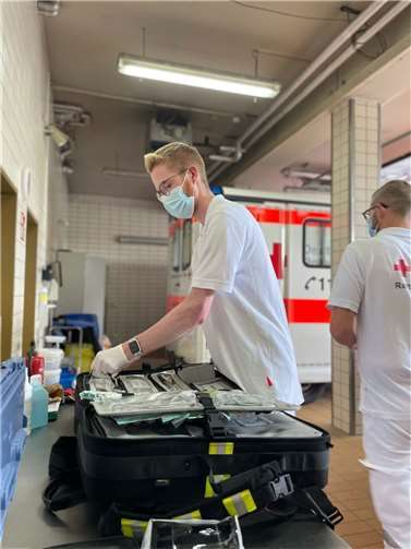 Nic Haimann ist verliebt ins Lebenretten Nic Haimann lässt sich zum Rettungssanitäter ausbilden. Foto: © Privat