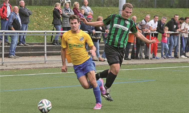 Nicht Schritt halten kann die SpVgg Bendorf, hier im Derby beim SV Weitersburg, aktuell in der Kreisliga A und im Kreispokal. TH