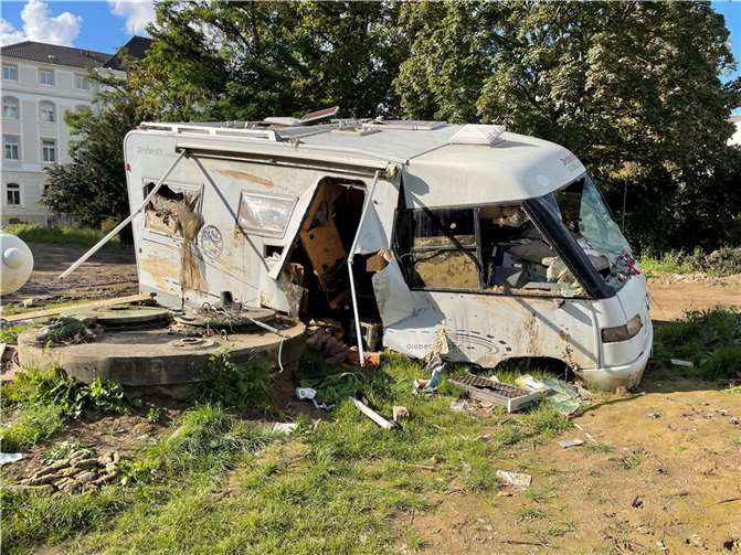 Nicht abgeholt: Das Wohnmobil liegt seit der Flutnacht vor den Ahrthermen.