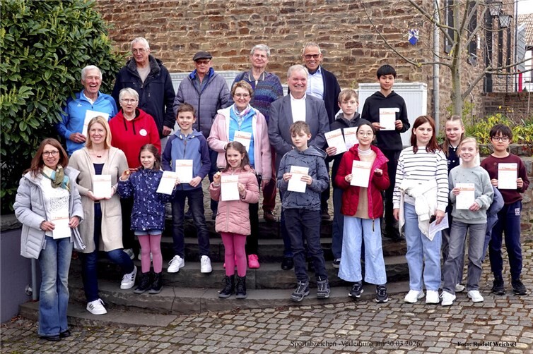 Nicht alle Absolventen konnten dabei sein, doch diese stellten sich gerne dem Fotografen.