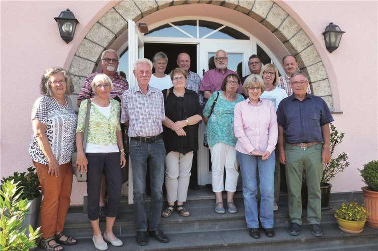 Nicht alle ehrenamtlichen Helfer konnten bei dem Treffen im Haus des 1. Vorsitzenden Bernd Neitzert (hintere Reihe Mitte) in Mendig dabei sein. Erste Reihe rechts: Der zweite Vorsitzende Peter Bäsch. FRE