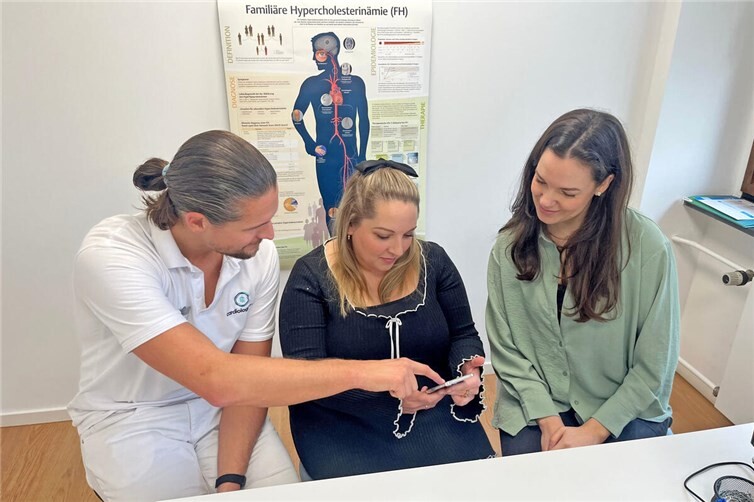 Nicht allein mit der Krankheit: Für Menschen mit familiärer Hypercholesterinämie stehen verschiedene Aufklärungsangebote bereit.
