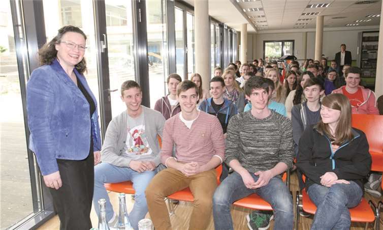 Nicht als Ministerin, sondern als Bundestagsabgeordnete sprach Andrea Nahles mit Schülern des Megina-Gymnasiums über Europa. An dieser Schule hat Nahles selbst vor 25 Jahren ihr Abitur bestanden. WE