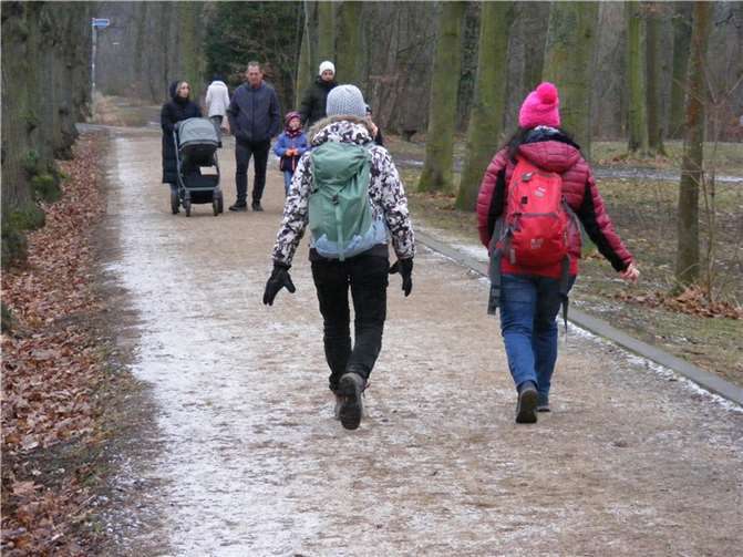 Nicht attraktiv für den Radverkehr: viel Fußverkehr auf einem gemeinsamen Geh-/Radweg. Quelle: ADFC Rheinbach