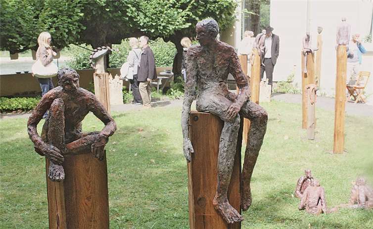 Nicht auf dem hohen Ross, sondern auf schmalen Balken und im Rasen saßen im Paxheim-Garten die Skulpturen der dort ausstellenden Künstler