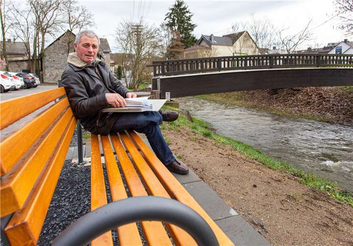 Nicht auf die lange Bank geschoben, sondern gründlich vorbereitet: Stadtbürgermeister Rolf Jung macht klar, dass Verwaltung Zeit benötigt, auch beim Aufstellen von Bänken.Foto: Eckhard Schneider