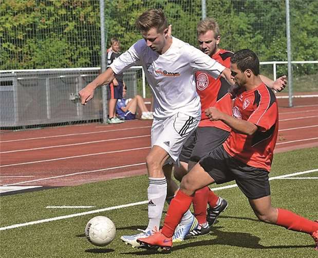 Nicht aufhalten konnten die Abwehrspieler der SG Puderbach die Offensivabteilung des SV Windhagen (weißes Trikot). Am Ende siegten die Gastgeber deutlich mit 6:2. TH