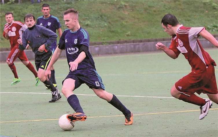 Nicht aufzuhalten war Cosmos Koblenz, hier Kevin Keller am Ball, auch bei der Reserve von Rot-Weiß. Am Ende siegte der Tabellenführer der A-Klasse knapp mit 1:0. TH