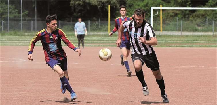 Nicht aufzuhalten war der FC Horchheim am letzten Spieltag bei den Sportfreunden aus der Goldgrube. Nach neunzig Minuten siegte der FCH (Schwarz-Weißes Trikot) mit 6:1 und feierte seine Rückkehr in der A-Klasse. TH