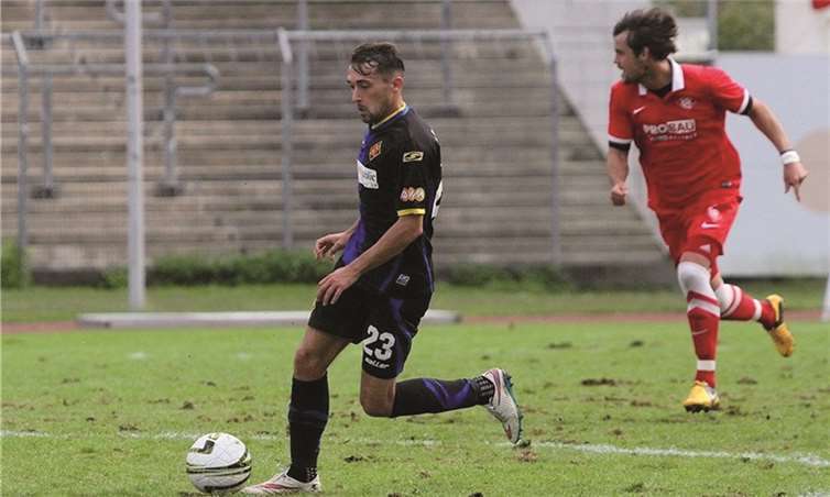 Nicht aufzuhalten war die TuS, hier Tony Schmidt, der seinem Gegenspieler seine Fersen zeigte, auch gegen Arminia Ludwigshafen. 3:0 siegten die Schängel und landeten damit den vierten Sieg in Folge.TH