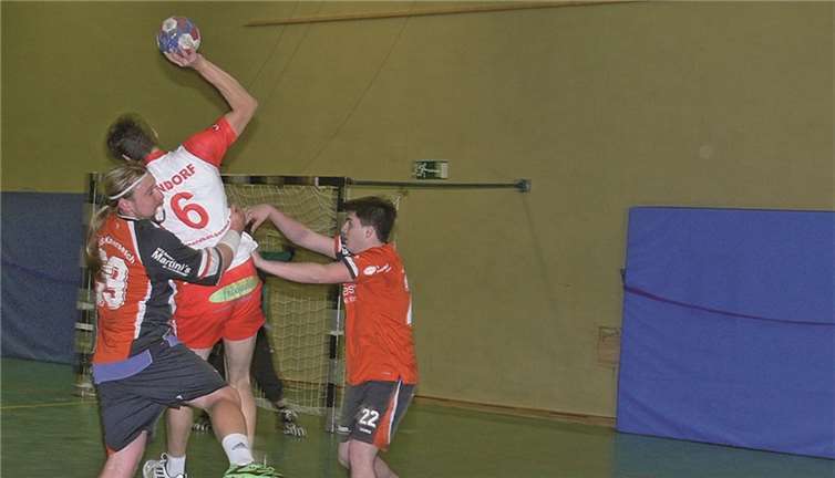 Nicht aufzuhalten waren diesmal die Angreifer vom TS Bendorf, auch wenn es TuS-Spieler Heiko Orzel in dieser Szene mit beiden Armen versuchte.TE