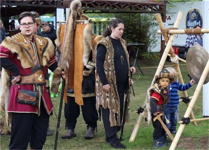 Nicht aus den Augen verlor Schamanin Yanara-Cam ihren Ältesten, den jungen Prinz Mundus.DL