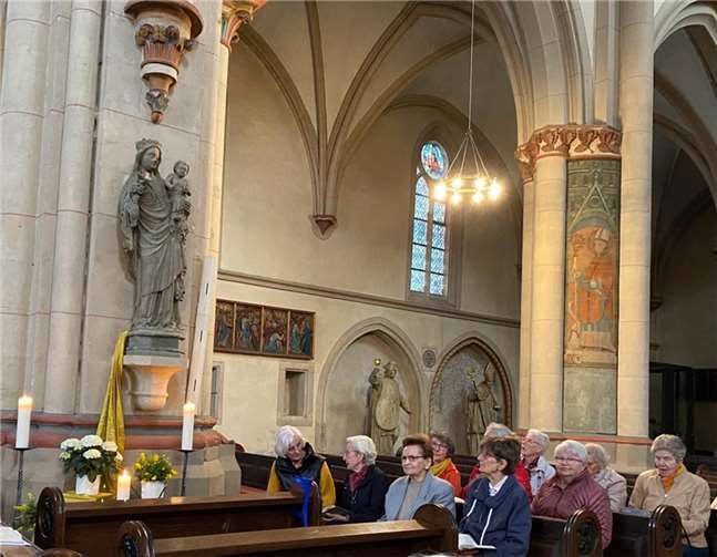 Nicht bloß die neue Statue, auch die liebevoll geschmückten Sitzbänke sorgten für Bewunderung. Foto: Mathilde Krämer