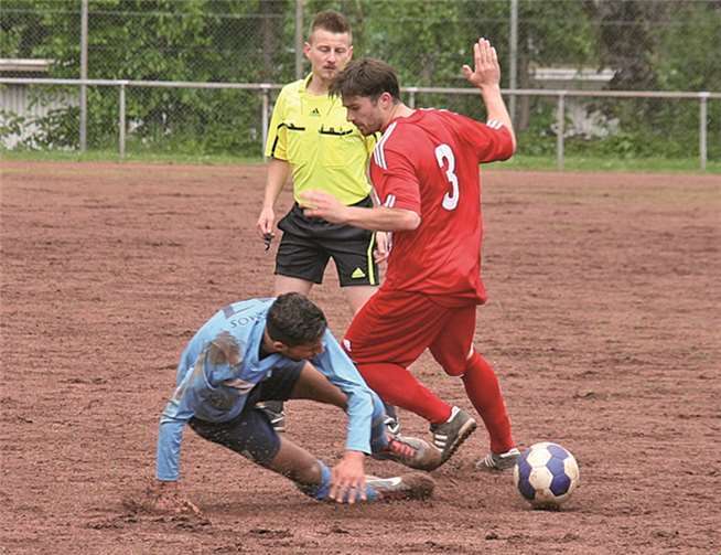 Nicht durchsetzen konnte sich RW Koblenz, trotz einer 2:0-Führung, bei Cosmos Koblenz. Am Ende siegten die Blau-Weißen mit 3:2 und machten damit den SV Niederwerth zum A-Klassenmeister 2013.-TH-