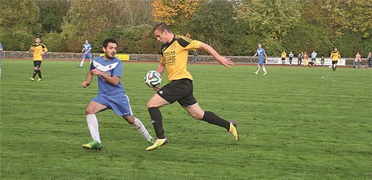 Nicht durchsetzen konnte sich der VfL Oberlahr-Flammersfeld (Gelbes Trikot). Beim VfL Neuwied unterlag der Tabellenzweite mit 2:3. -TH-