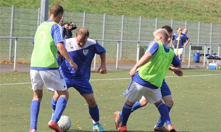 Nicht durchsetzen konnte sich die Reserve des SV Marienrachdorf (blaues Trikot). Auf eigenem Platz gab es gegen die SG Haidebach bereits die sechste Saisonniederlage. TH