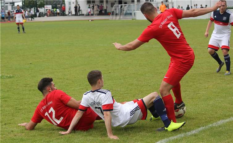 Nicht durchsetzen konnte sich die SG Haiderbach/Sessenbach (in Weiß), hier beim ersten Duell in Unkel, in der Relegationsrunde zur Kreisliga A. Foto: TH