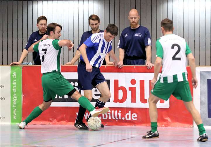 Nicht durchsetzen konnte sich die SG Niederelbert (in Blau/Weiß) beim Turnier in Mülheim-Kärlich. Die Westerwälder blieben als einzige Mannschaft ohne Pluspunkt. Foto: TH