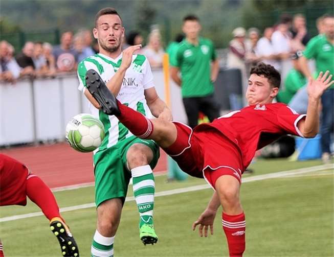 Nicht durchsetzen konnten sich die Akteure des SC Vallendar (grün-weißes Trikot) beim TuS Immendorf.TH