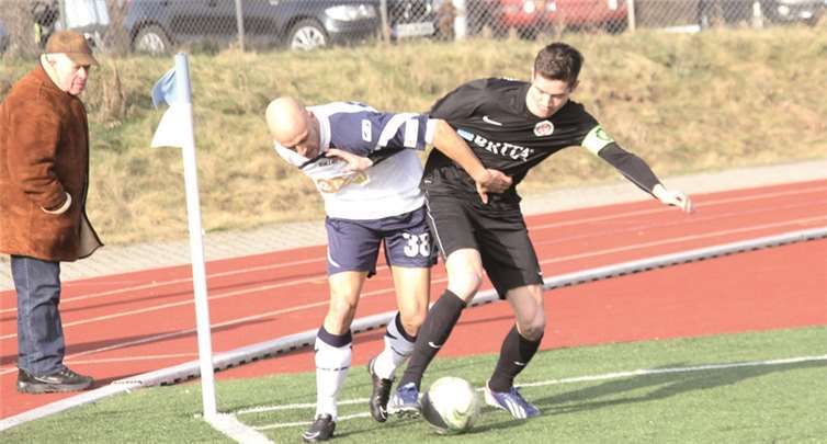 Nicht durchsetzen konnten sich die Angreifer der TuS bei ihrer Partie gegen den SV Wehen. So endete das Spiel am Ende mit einem 0:0-Unentschieden. TH