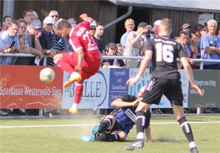 Nicht durchsetzen konnten sich die Eisbären beim Besuch des Spitzenreiters aus Koblenz. Die TuS siegte am Ende verdient mit 3:0. Foto: TH