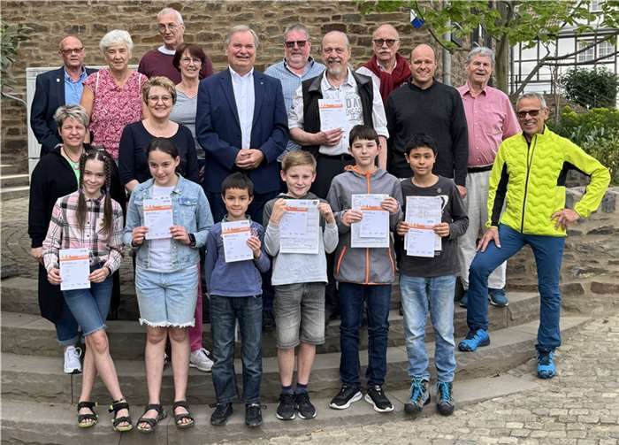 Nicht fehlen durfte das traditionelle Foto auf der Treppe mit Bürgermeister Karsten Fehr mit allen, die zur Verleihung kommen konnten. Foto: Andreas Bauch