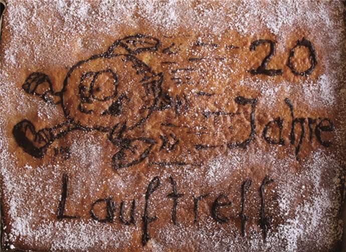 Nicht fehlen durfte ein Apfelkuchen mit Vereinslogo.