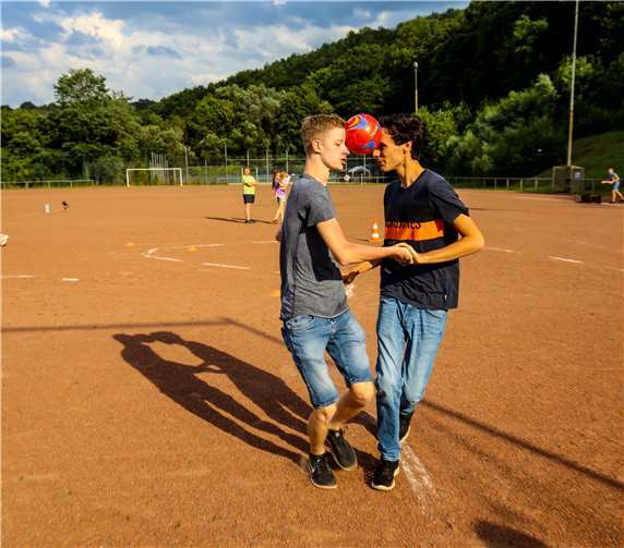 Nicht ganz einfach sind zwei Köpfe und ein Ball im Gleichgewicht zu halten.