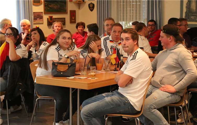 Nicht ganz so glückliche Gesichter gab es in der Halbzeitpause beim Spiel der Nationalmannschaft gegen Schweden im Zeughaus der Stadtsoldaten. StF