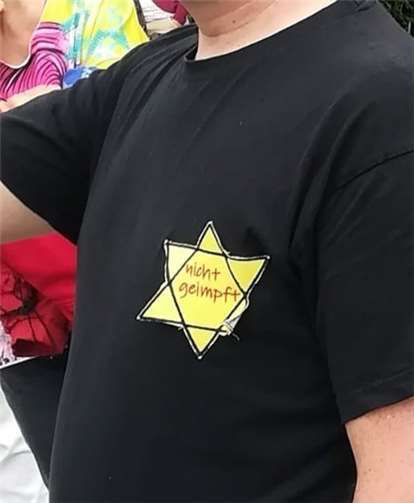 „Nicht geimpft“ steht auf dem gelben Stern, den dieser „Corona-Rebell“ am 9. Mai in Koblenz auf dem Shirt trug. Foto: Privat