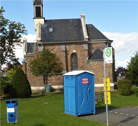 Nicht gerade eine Augenweite: Das Dixi-Klo an der Bushaltestelle des Landhüpfers in Todenfeld. Foto: privat