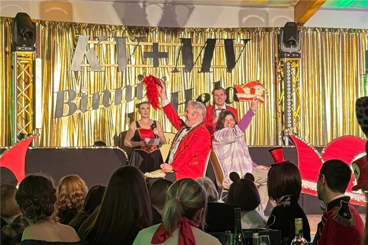 Nicht immer ganz einig waren sich KV-Präsident Sascha Ternes und Obermöhn Jenna Urwer bei einem närrischen Minispiel. Moderiert wurde der außerplanmäßige Programmpunkt von (im Hintergrund) Kim Kalfels und Aaron Henzgen.